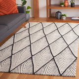 Safavieh Marbella 4'-0" x 6'-0" Rug in Black / Ivory