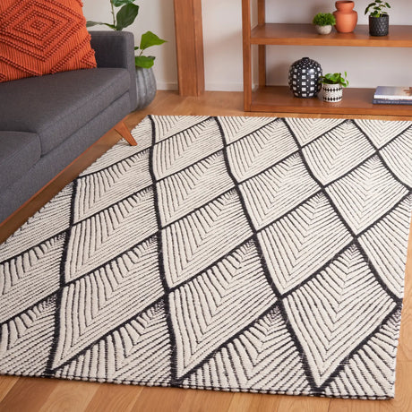 Safavieh Marbella 4'-0" x 6'-0" Rug in Black / Ivory