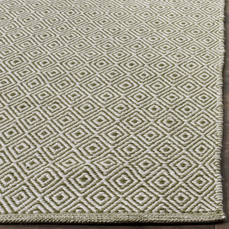 Safavieh Montauk 4'-0" x 6'-0" Rug in Ivory / Green