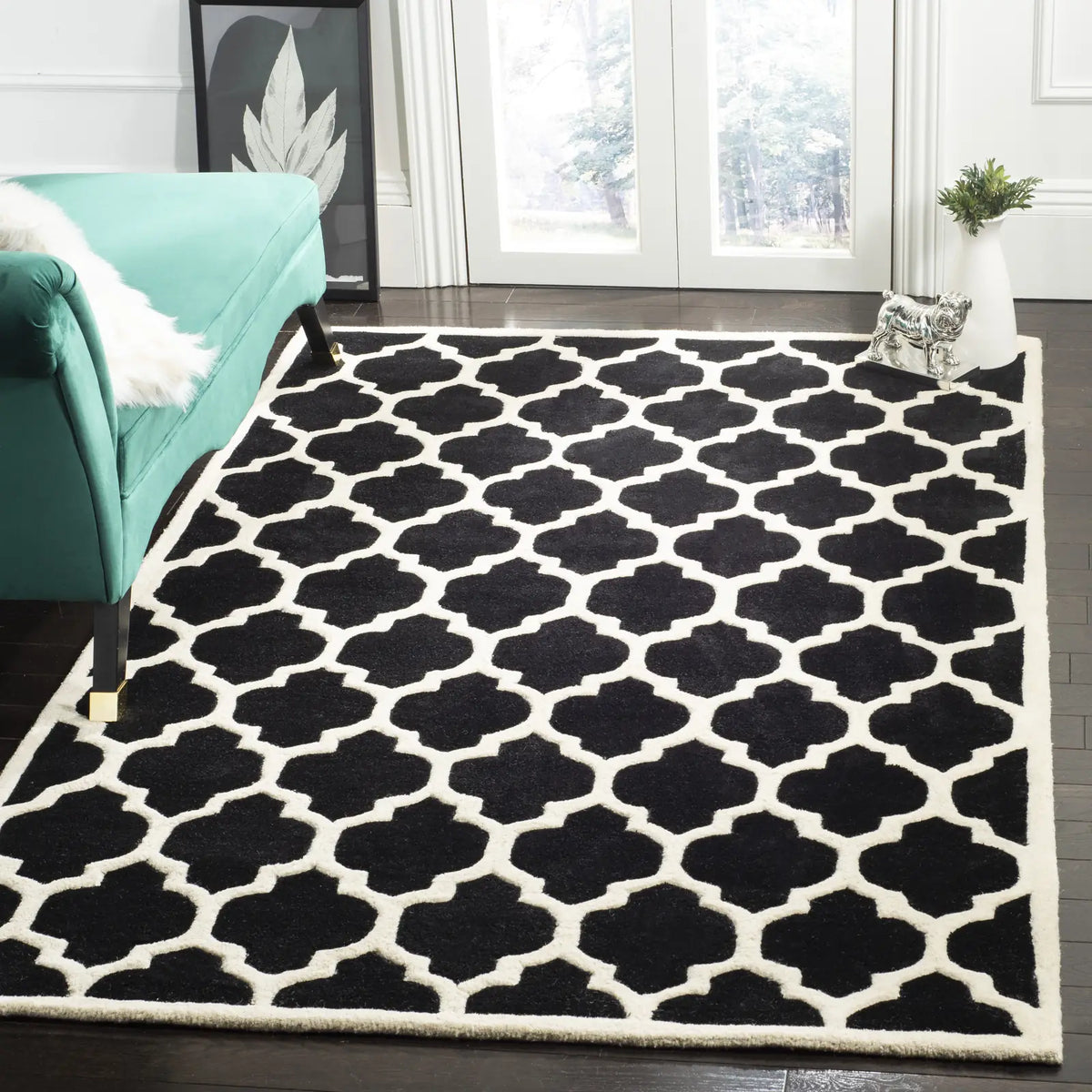 Safavieh Chatham 5'-0" x 8'-0" Rug in Black / Ivory