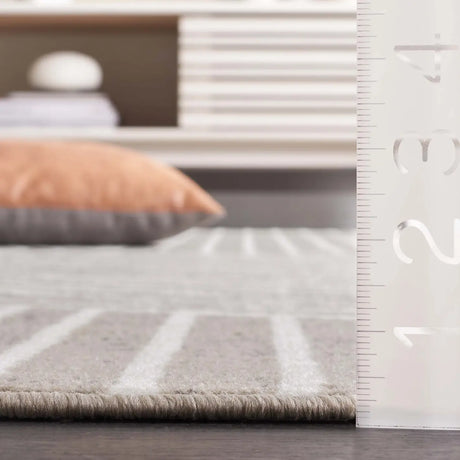 Safavieh Pyramid 4'-5" x 6'-5" Rug in Grey / Ivory