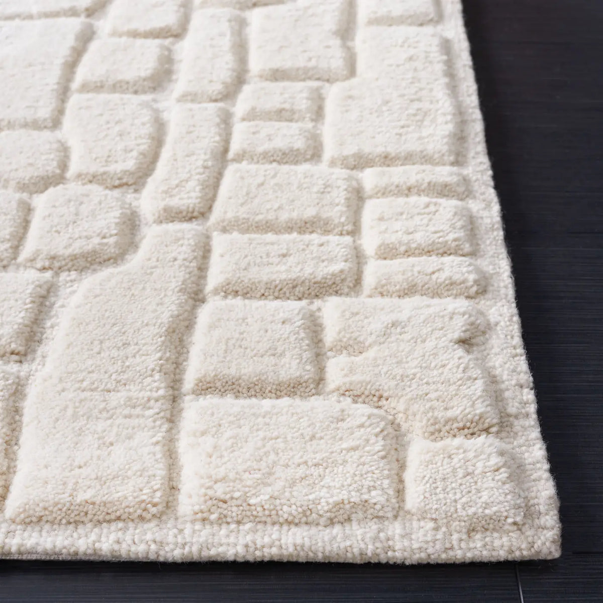 Safavieh Manhattan 4'-0" x 6'-0" Rug in Ivory