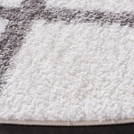 Safavieh Tahoe Shag 6'-7" x 6'-7" Rug in White / Grey