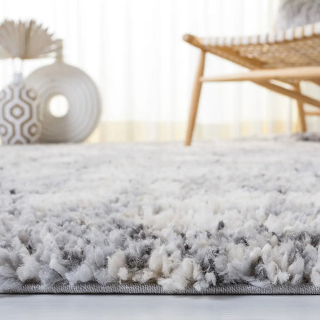 Safavieh Berber Shag 4'-5" x 6'-5" Rug in Grey / Ivory