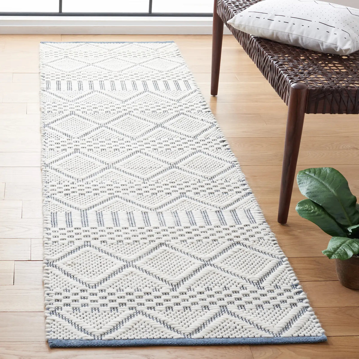 Safavieh Natura 2'-3" x 8'-0" Rug in Ivory / Blue