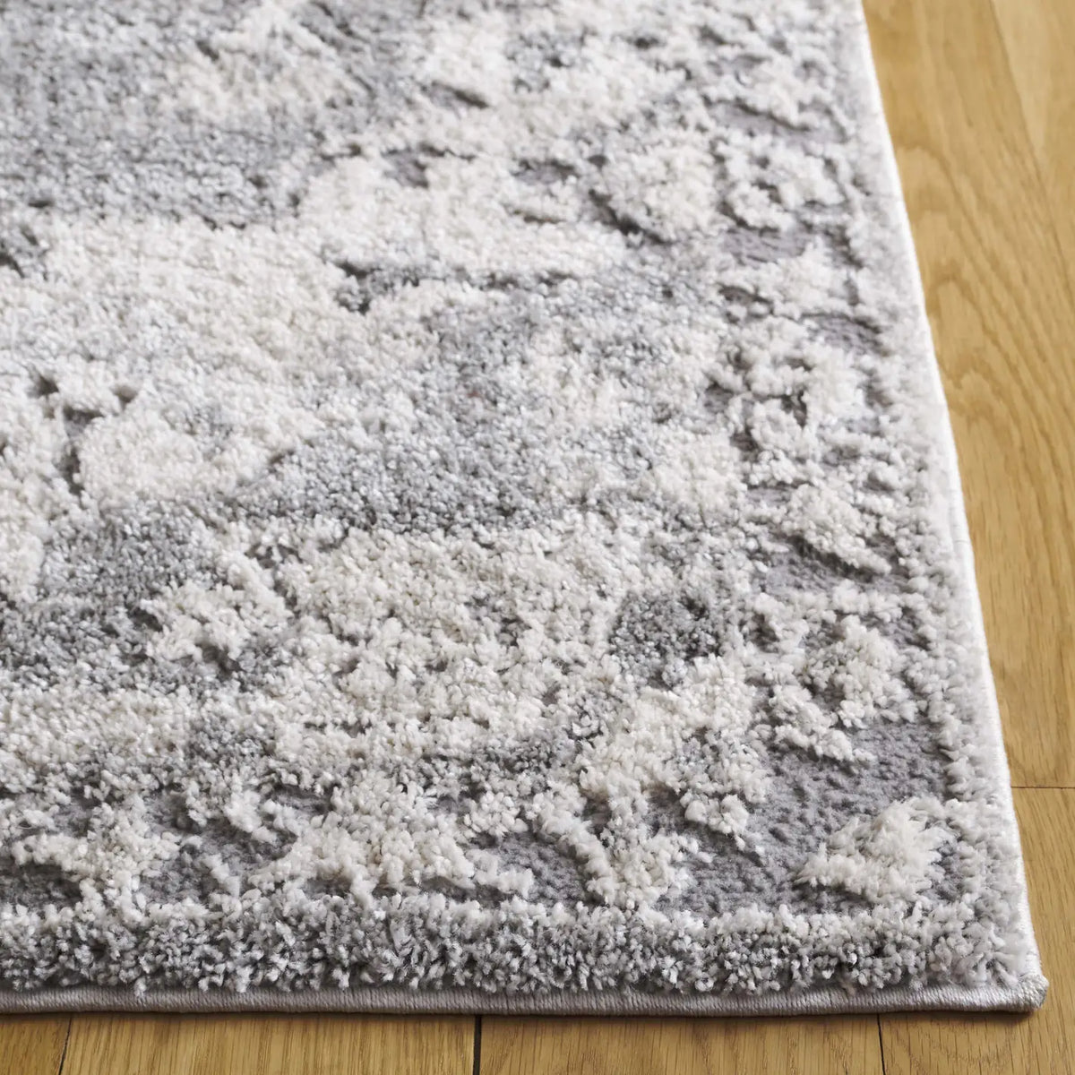 Safavieh Luna 4'-5" x 6'-5" Rug in Grey / Ivory