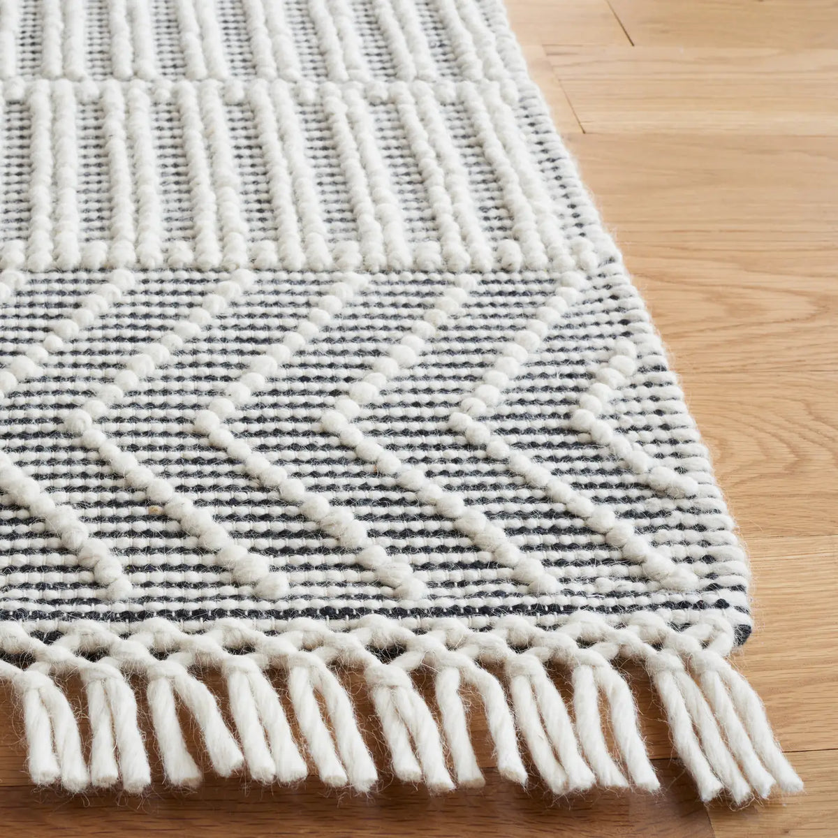 Safavieh Marbella 4'-0" x 6'-0" Rug in Ivory / Black