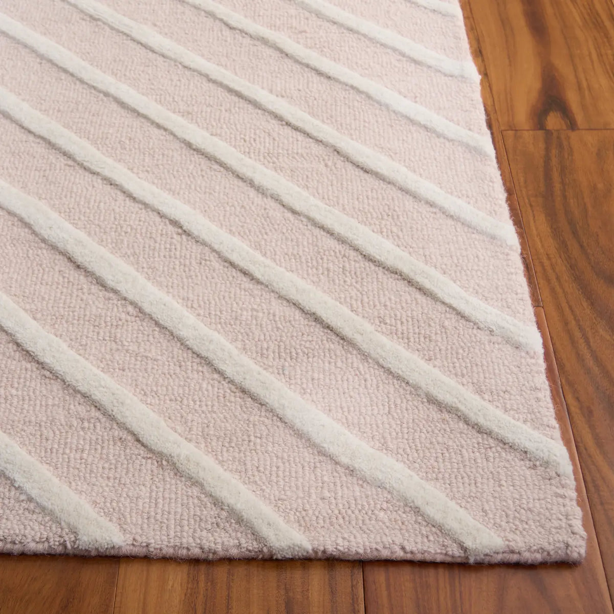 Safavieh Safavieh Kids 5'-0" x 7'-0" Rug in Pink / Ivory