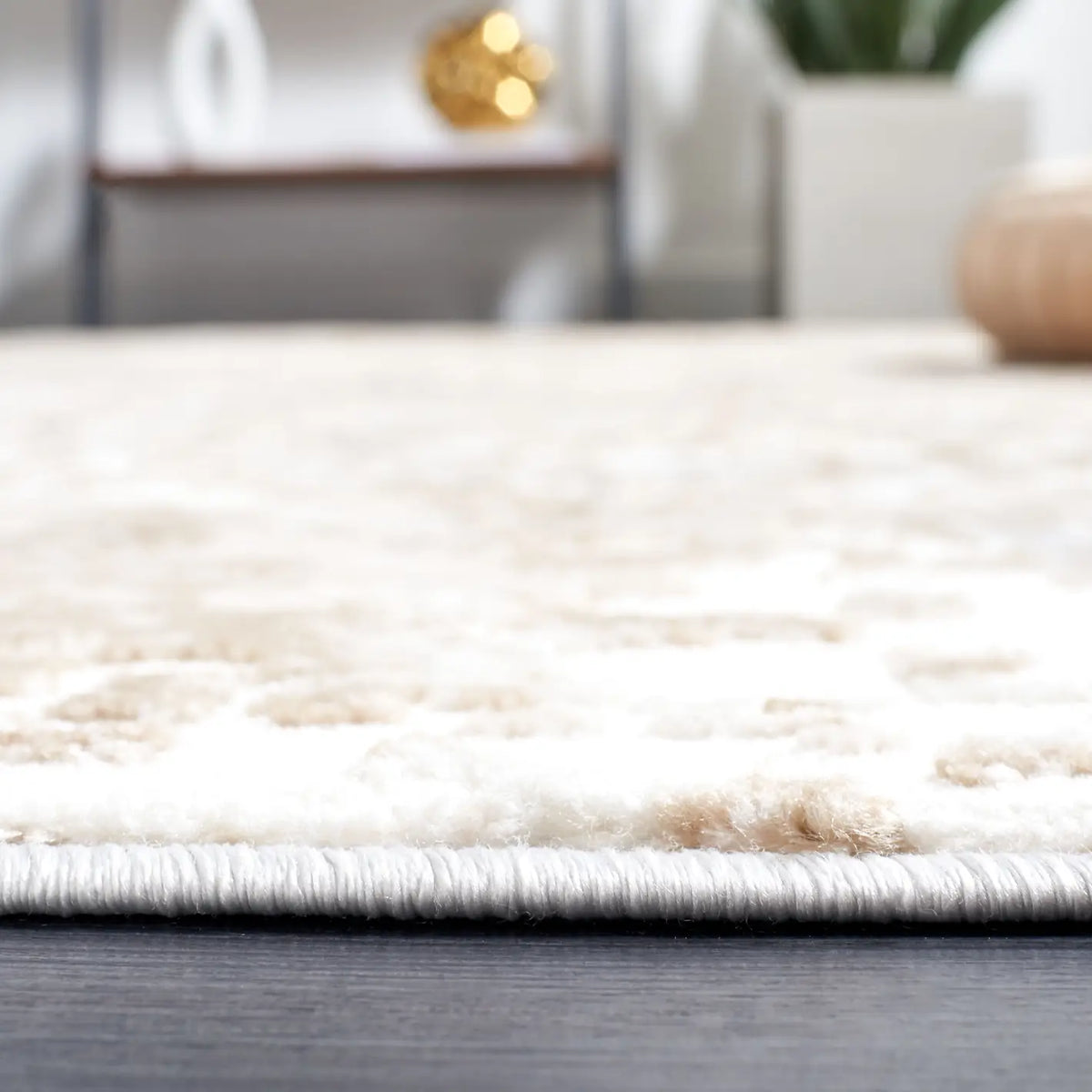 Safavieh Lagoon 4'-0" x 6'-0" Rug in Grey / Gold