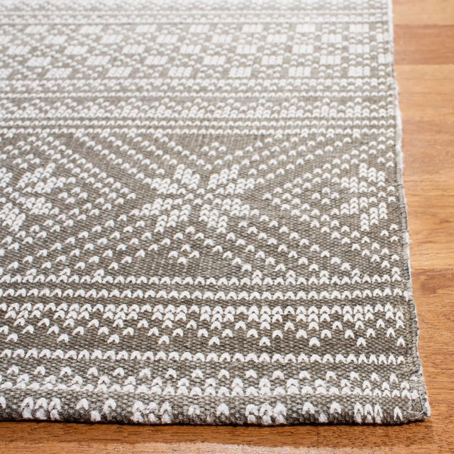 Safavieh Cedar Brook 5'-0" x 8'-0" Rug in Grey / Ivory