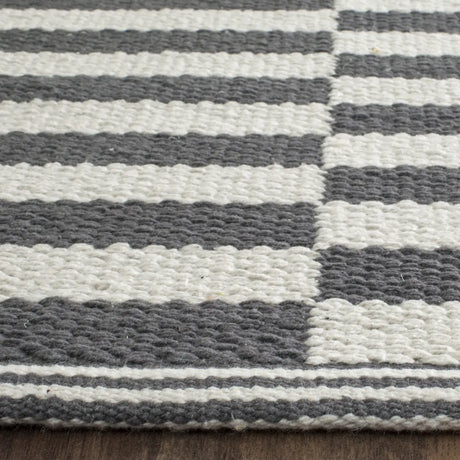 Safavieh Montauk 10'-0" x 14'-0" Rug in Ivory / Grey