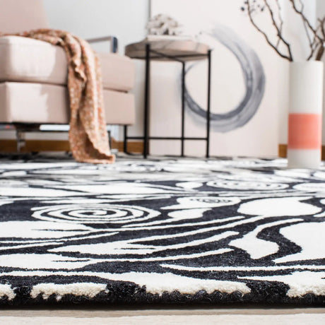 Safavieh Soho 3'-6" x 5'-6" Rug in Black / Ivory