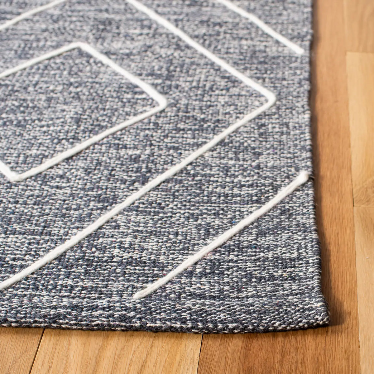 Safavieh Striped Kilim 4'-0" x 6'-0" Rug in Dark Grey