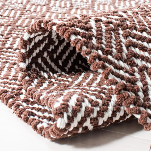 Safavieh Boston 5'-0" x 8'-0" Rug in Brown