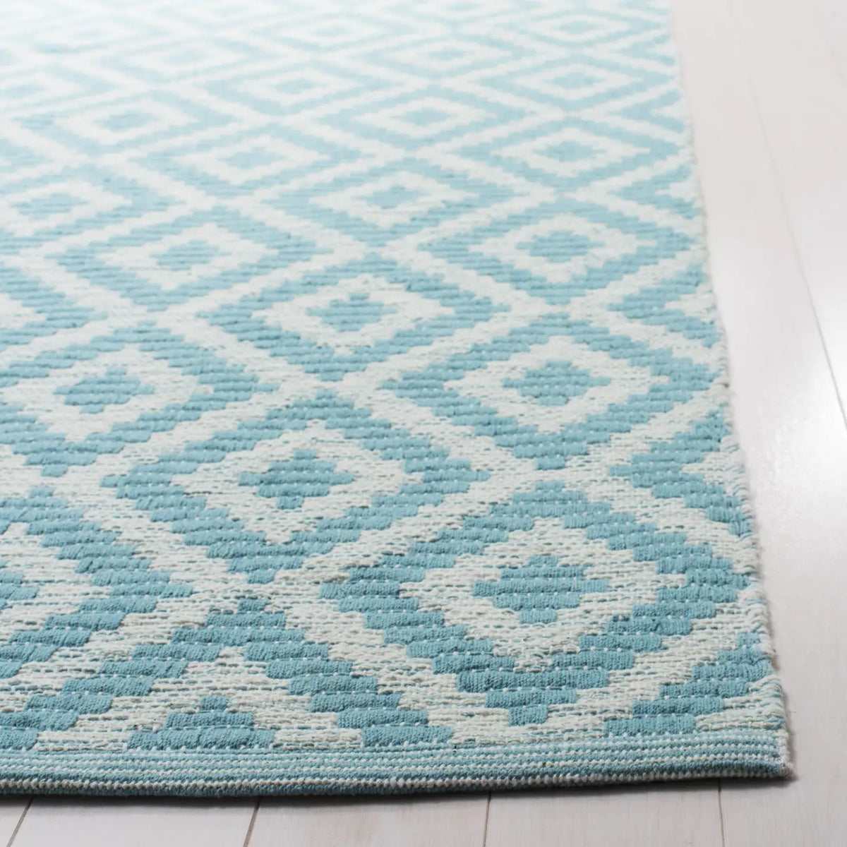 Safavieh Montauk 5'-0" x 8'-0" Rug in Light Blue / Ivory