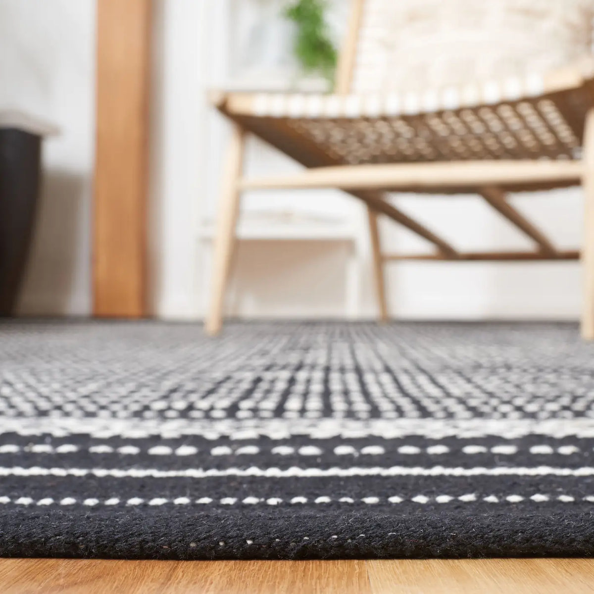 Safavieh Kilim 4'-0" x 6'-0" Rug in Black / Ivory