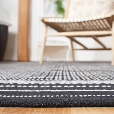 Safavieh Kilim 4'-0" x 6'-0" Rug in Black / Ivory