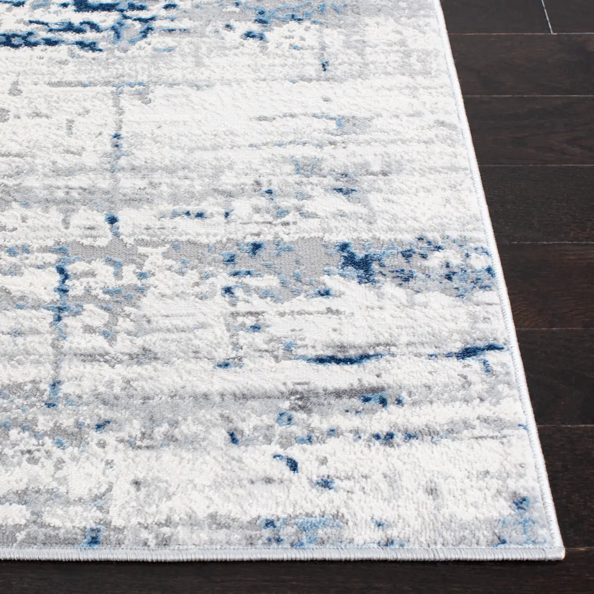 Safavieh Amelia 4'-5" x 6'-5" Rug in Ivory / Blue