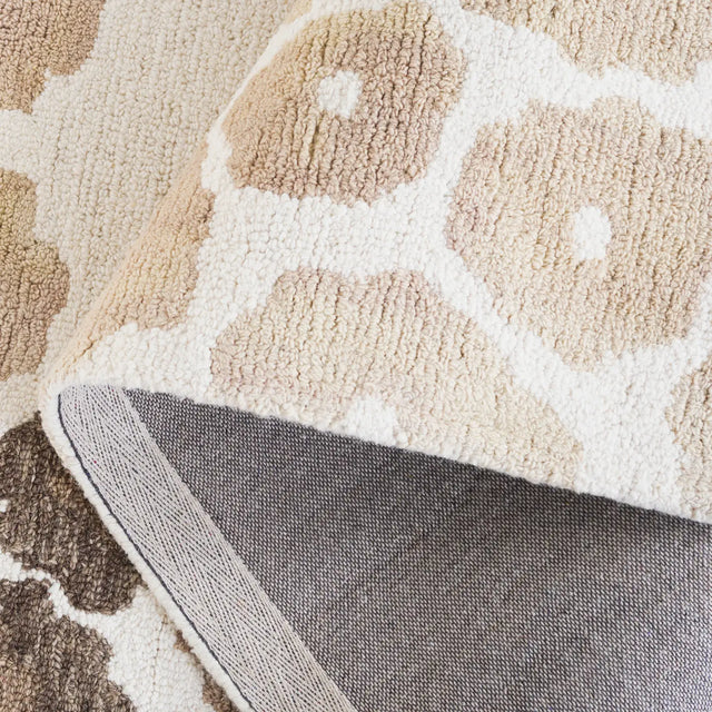 Safavieh Jardin 4'-0" x 6'-0" Rug in Beige / Ivory