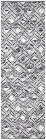 Safavieh Montauk 2'-3" x 7'-0" Rug in Black / Ivory