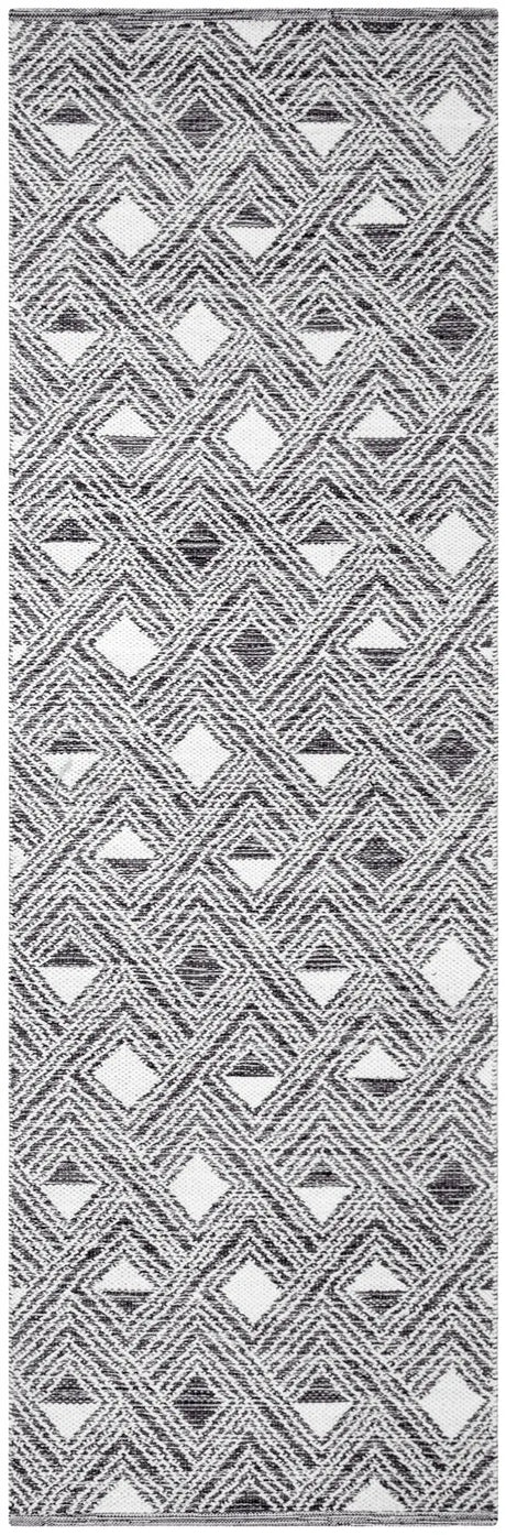Safavieh Montauk 2'-3" x 7'-0" Rug in Black / Ivory