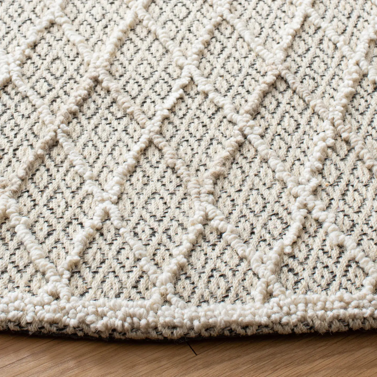 Safavieh Trace 6'-0" x 6'-0" Rug in Ivory / Black
