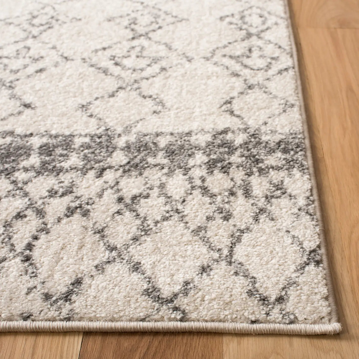 Safavieh Tulum 4'-0" x 6'-0" Rug in Ivory / Grey