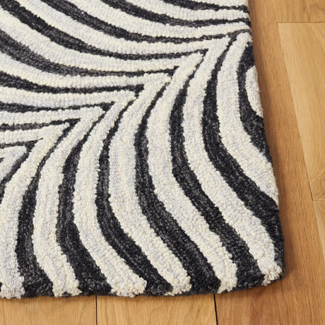 Safavieh Metro 4'-0" x 6'-0" Rug in Black / Beige