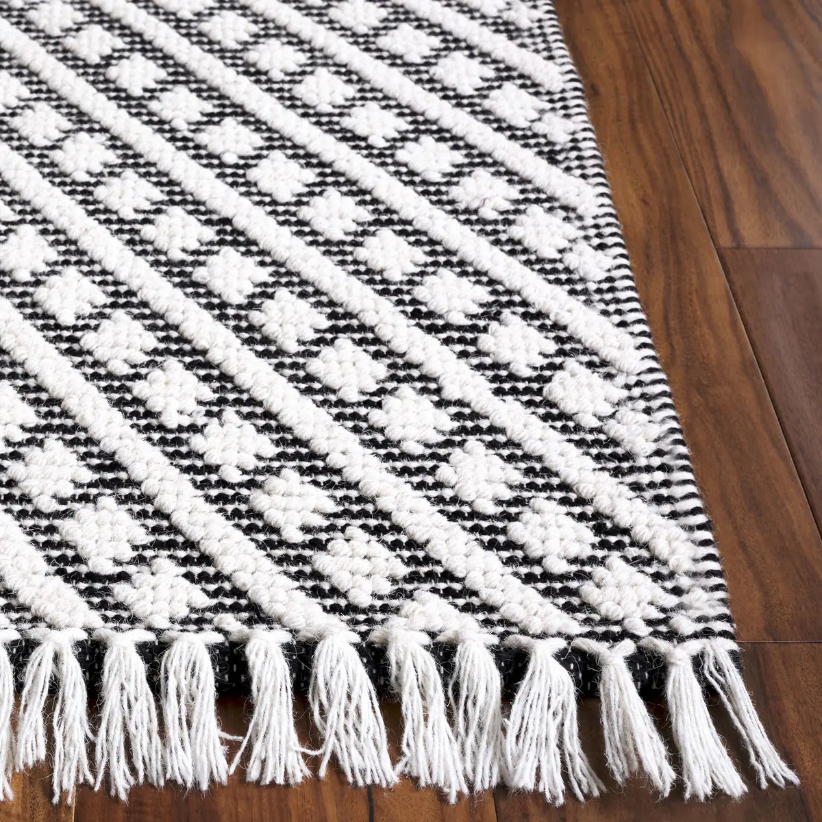 Safavieh Natura 5'-0" x 8'-0" Rug in Ivory / Black