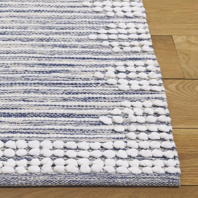 Safavieh Montauk 4'-0" x 6'-0" Rug in Navy / Ivory