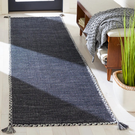 Safavieh Montauk 2'-3" x 8'-0" Rug in Grey / Black