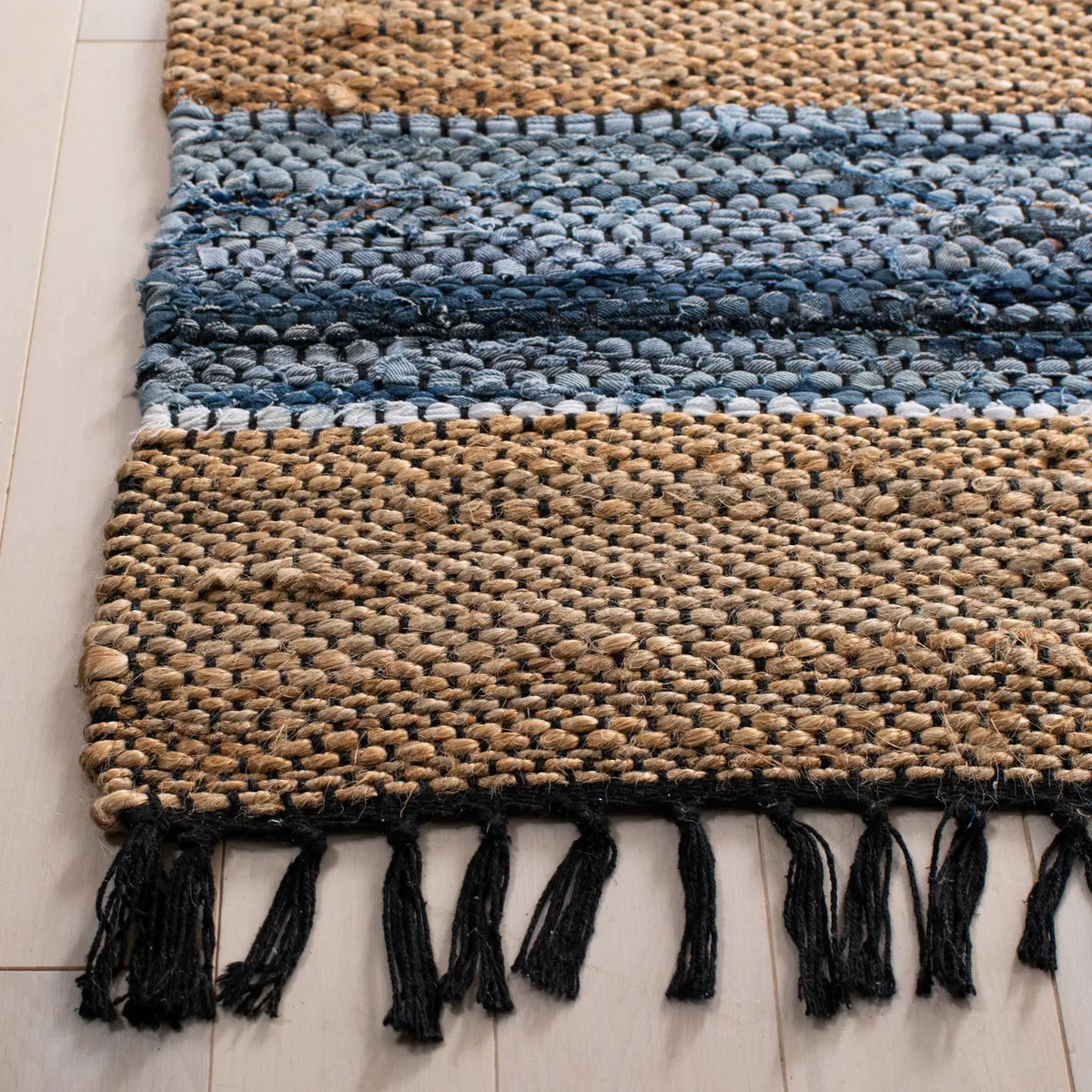 Safavieh Vintage Leather 4'-0" x 6'-0" Rug in Blue / Natural