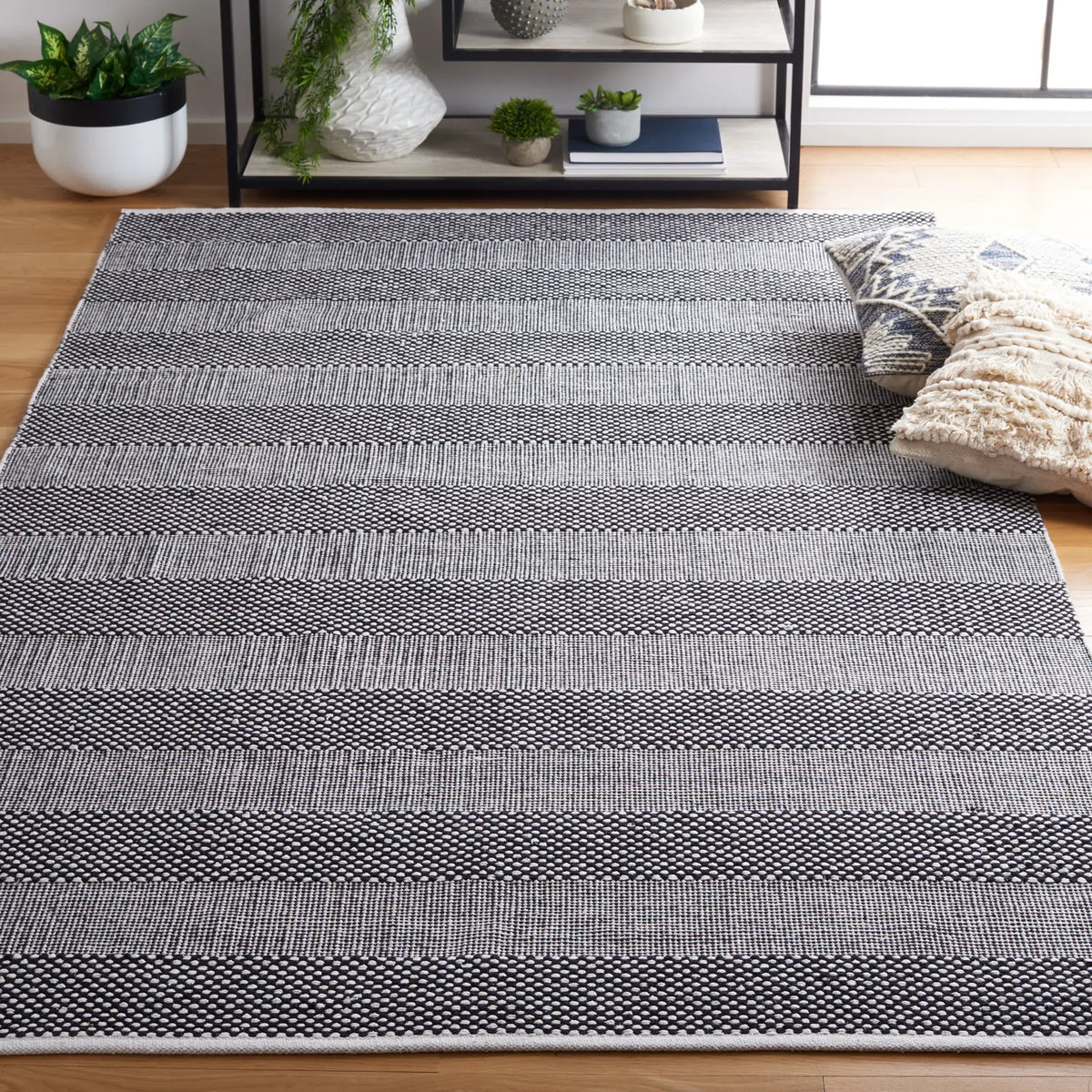 Safavieh Striped Kilim 4'-0" x 6'-0" Rug in Ivory / Black