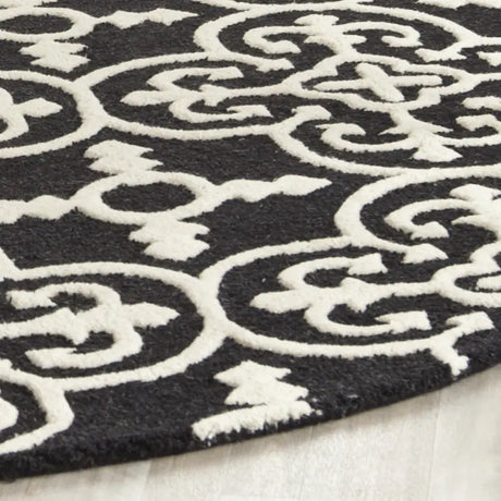Safavieh Cambridge 6'-0" x 6'-0" Rug in Black / Ivory