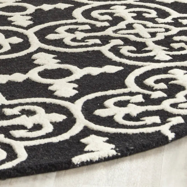 Safavieh Cambridge 6'-0" x 6'-0" Rug in Black / Ivory
