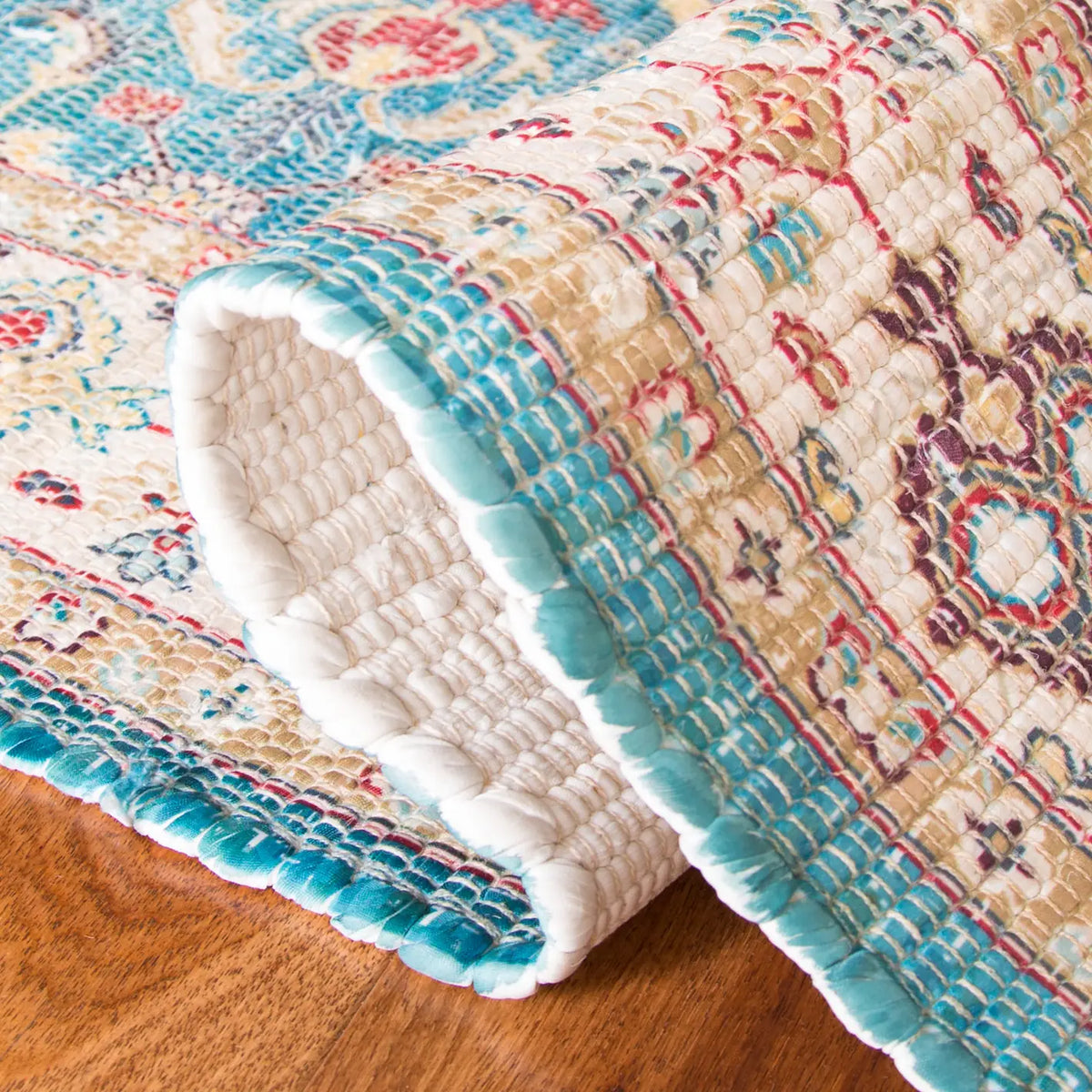 Safavieh Saffron 4'-0" x 6'-0" Rug in Navy / Creme