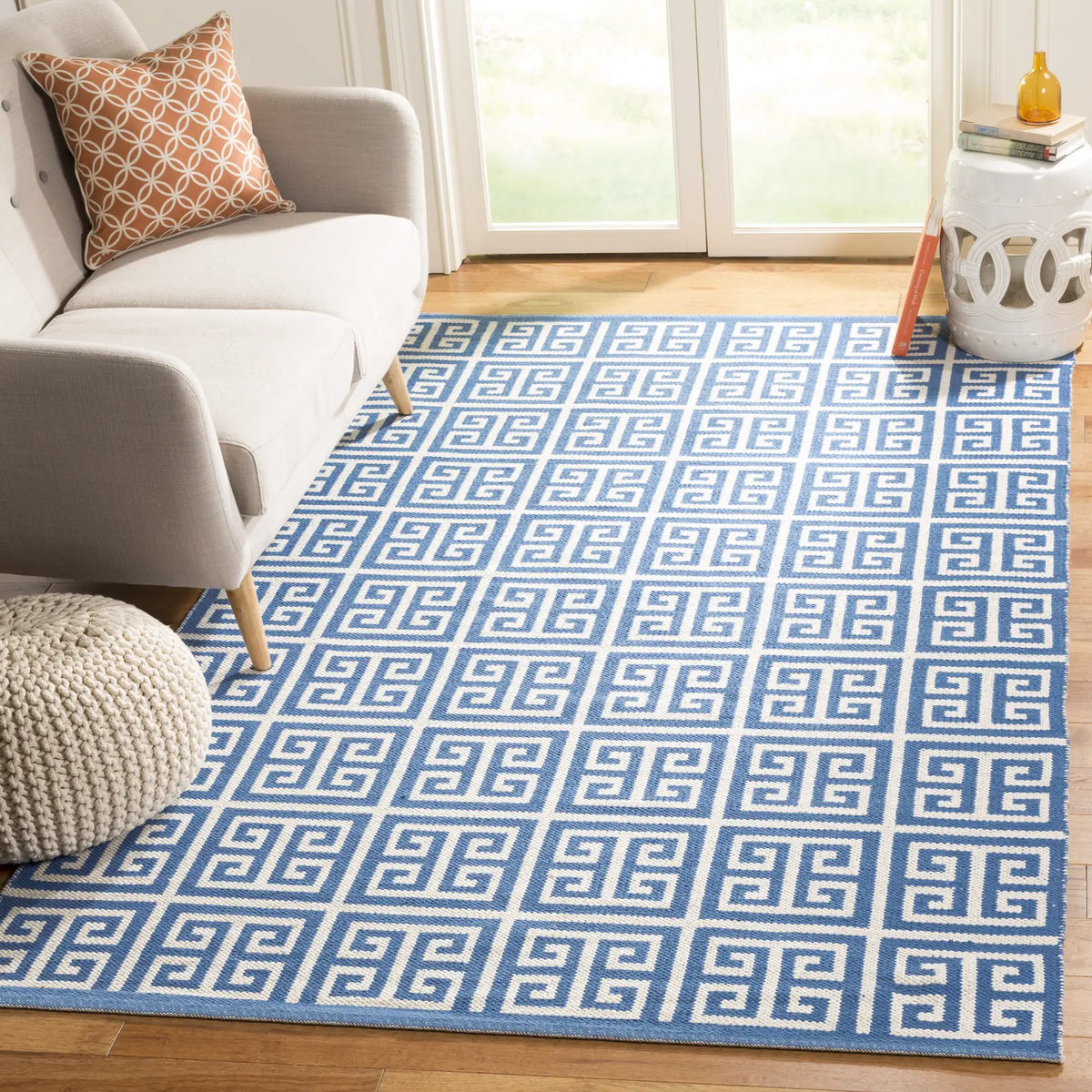 Safavieh Montauk 4'-0" x 6'-0" Rug in Blue / Ivory