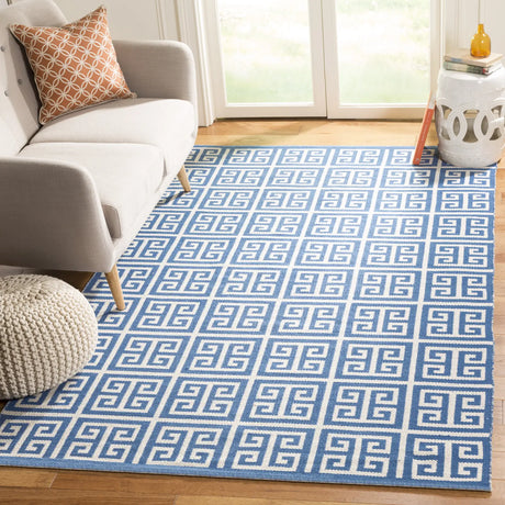 Safavieh Montauk 4'-0" x 6'-0" Rug in Blue / Ivory