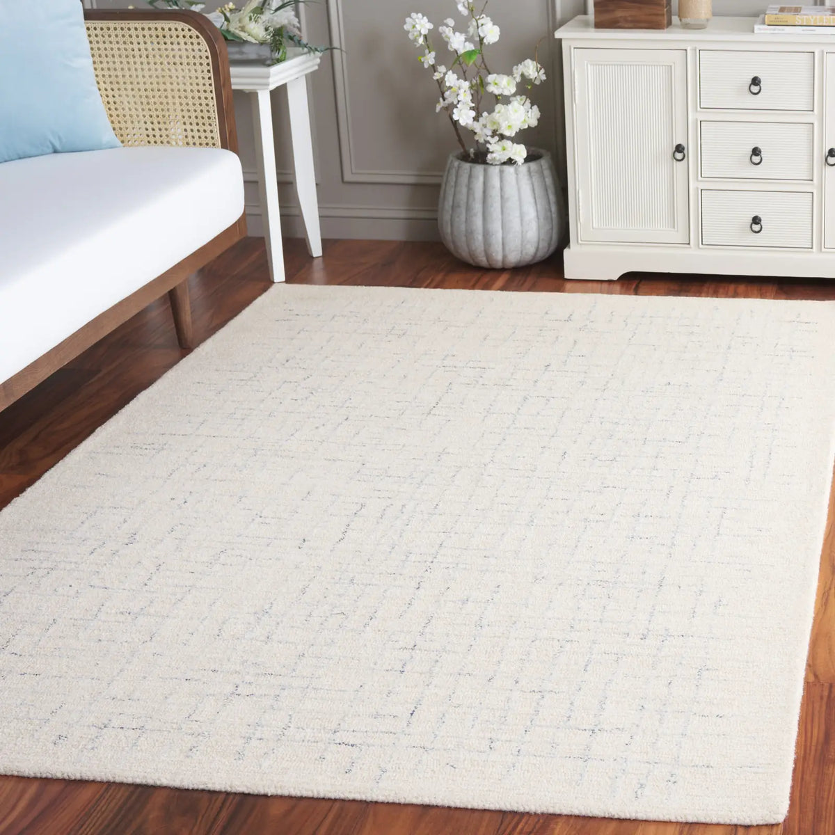 Safavieh Ebony 4'-0" x 6'-0" Rug in Ivory / Navy
