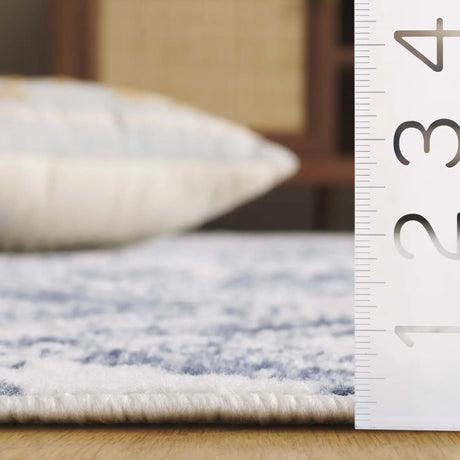 Safavieh Pyramid 4'-5" x 6'-5" Rug in Ivory / Blue