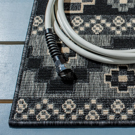 Safavieh Veranda 4'-0" x 5'-7" Rug in Black / Beige