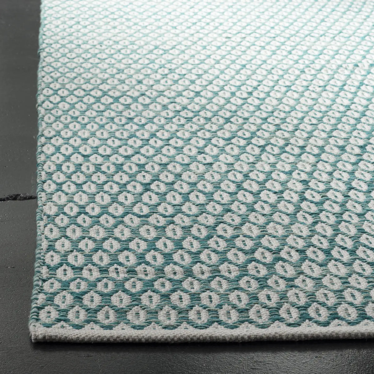 Safavieh Montauk 4'-0" x 6'-0" Rug in Aqua / Ivory