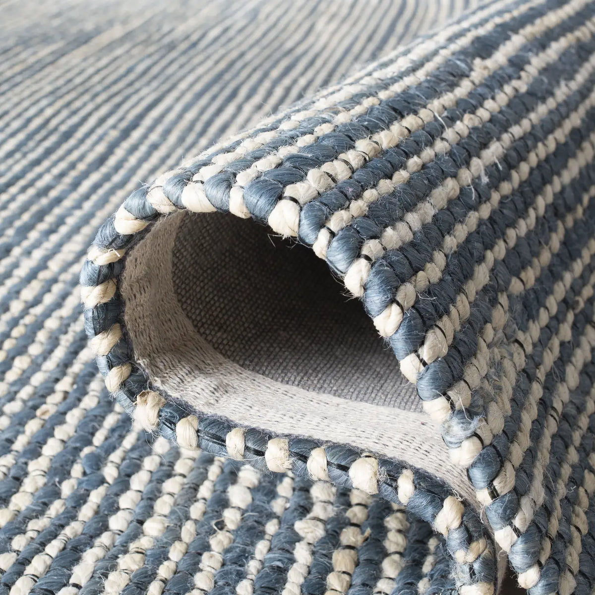 Safavieh Marbella 4'-0" x 6'-0" Rug in Blue / Ivory