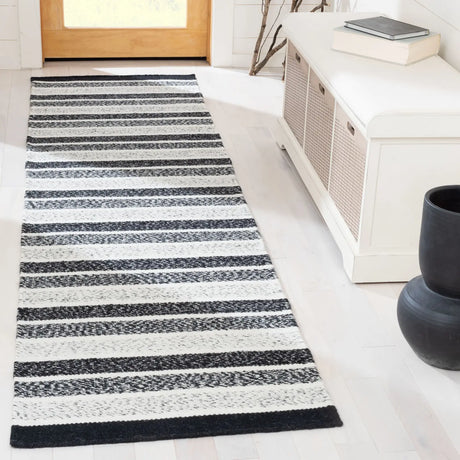 Safavieh Kilim 2'-3" x 9'-0" Rug in Black / Ivory