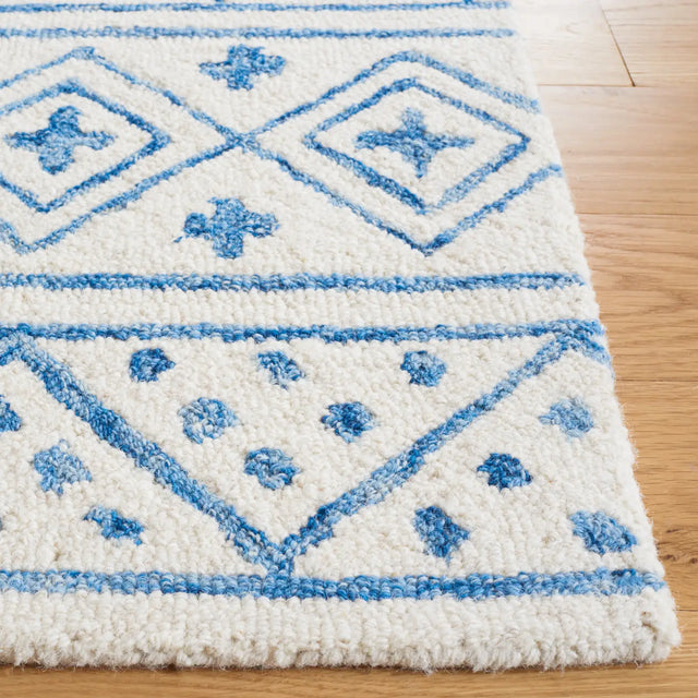 Safavieh Metro 4'-0" x 6'-0" Rug in Ivory / Blue