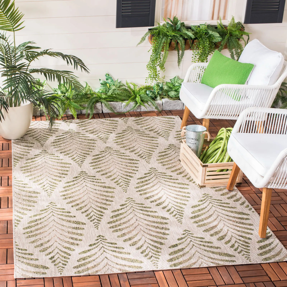 Safavieh Courtyard 4'-0" x 5'-7" Rug in Beige / Green