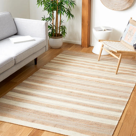 Safavieh Kilim 4'-0" x 6'-0" Rug in Natural / Ivory
