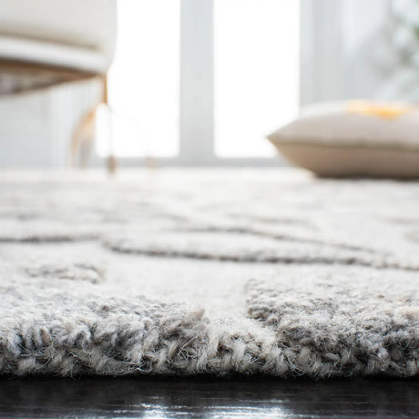 Safavieh Southampton 4'-0" x 6'-0" Rug in Beige