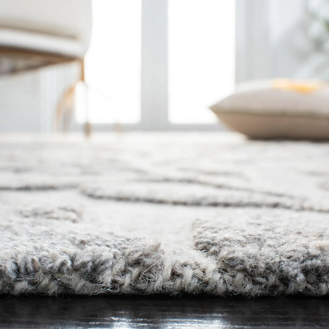 Safavieh Southampton 4'-0" x 6'-0" Rug in Beige