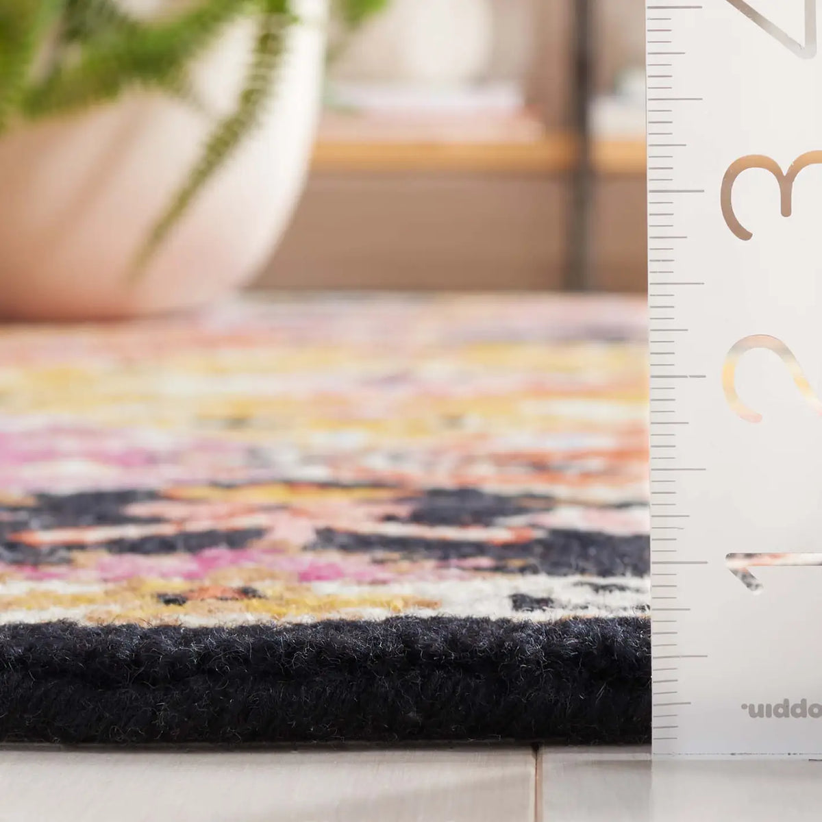 Safavieh Aspen 4'-0" x 6'-0" Rug in Black / Pink